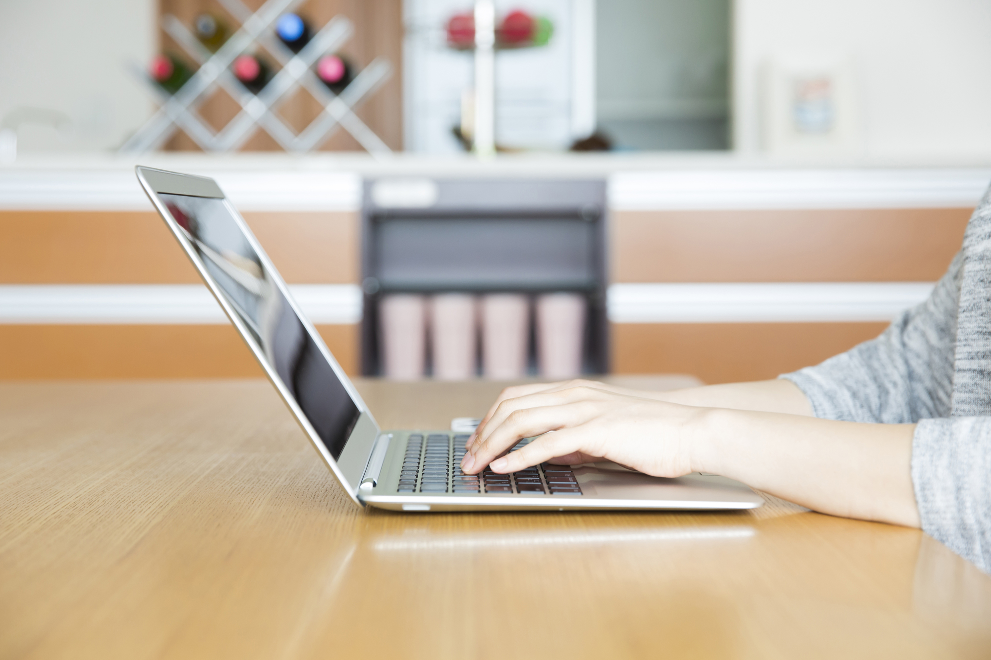 自宅で高速インターネットを利用する入居者のイメージ画像